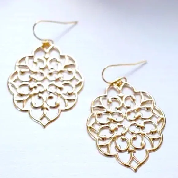 Filigree & Scrollwork Fancy Dainty Delicate Lightweight Gold Statement E… - Picture 4 of 5